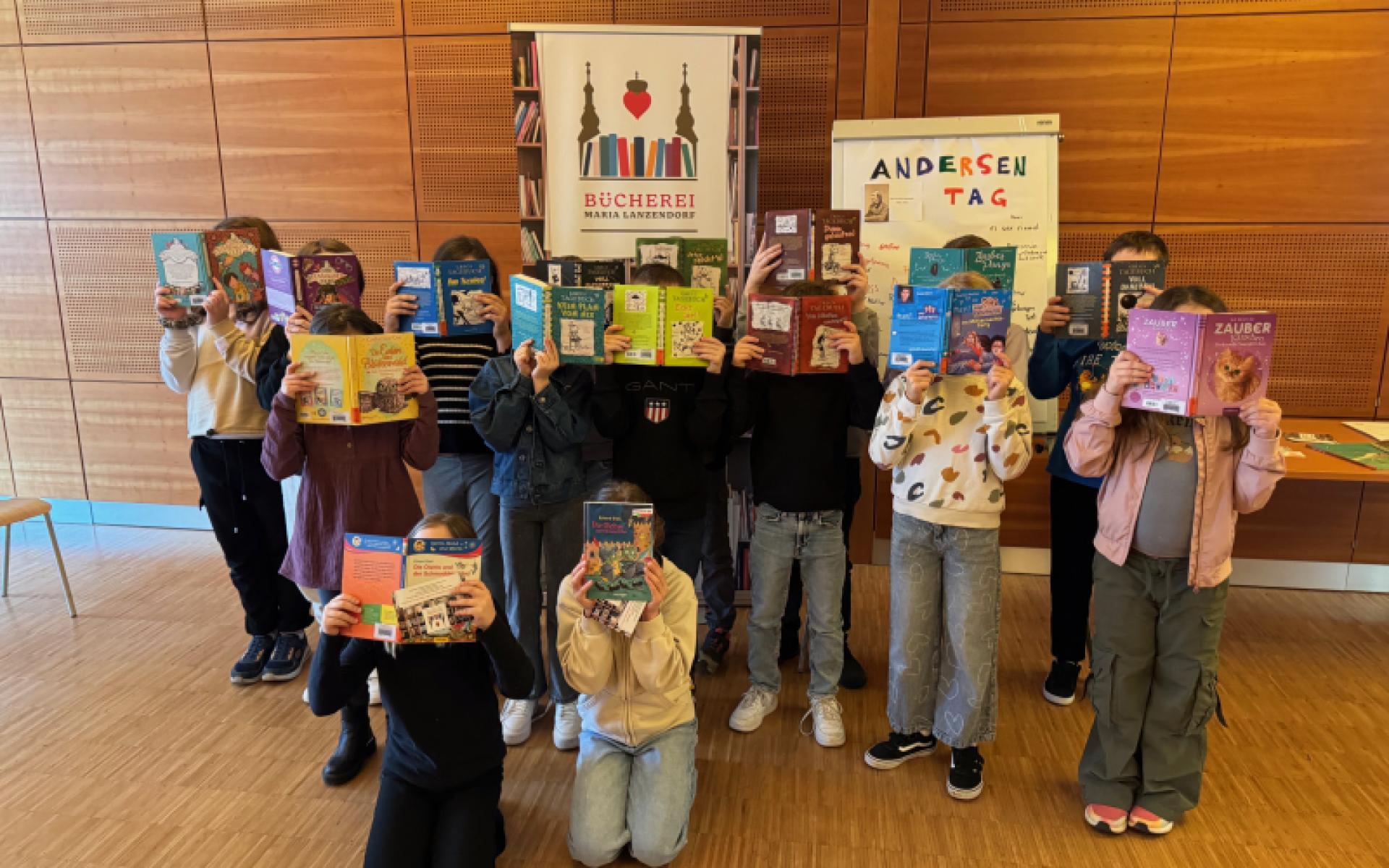 Kinder am Andersentag in der Bücherei