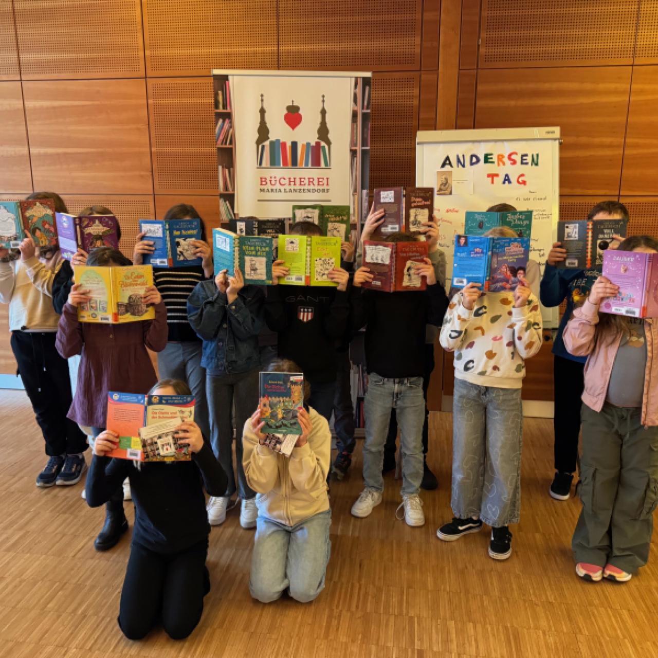 Kinder am Andersentag in der Bücherei